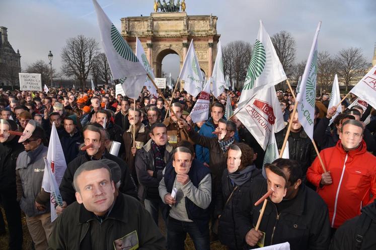A Paris, le 19 décembre. Huit cents agriculteurs venus d’Ile-de-France, de la région Centre, du Nord, de l’Est et même de Normandie et de Bretagne ont manifesté au Carrousel du Louvre.