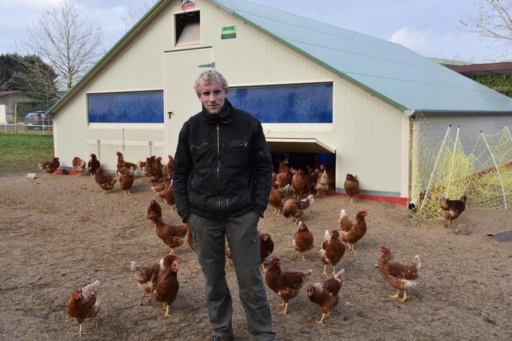 Pringy, lundi 4 décembre. Marc Allard a opté pour une diversification en poules pondeuses bio.