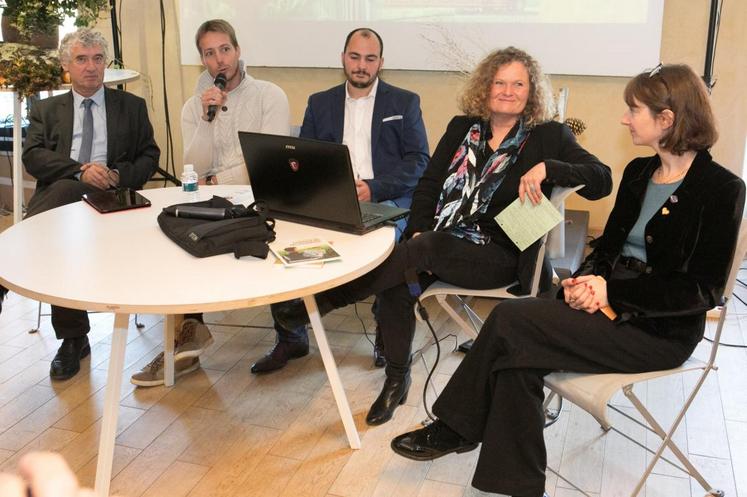 Une table ronde a complété la présentation de la géographe avec, de gauche à droite, Denis Fumery, Samuel Lefort, Frédéric Arnoult et Pauline Winocour-Lefèvre. 