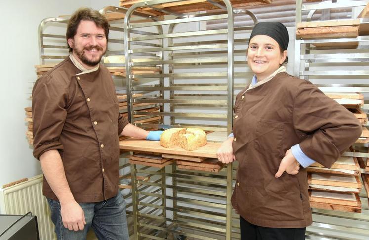 L’apiculteur Gaël Cartron confectionne dans la bonne humeur avec sa pâtissière, Lise Brière, de savoureux nougats, bonbons et autres pains d’épices.