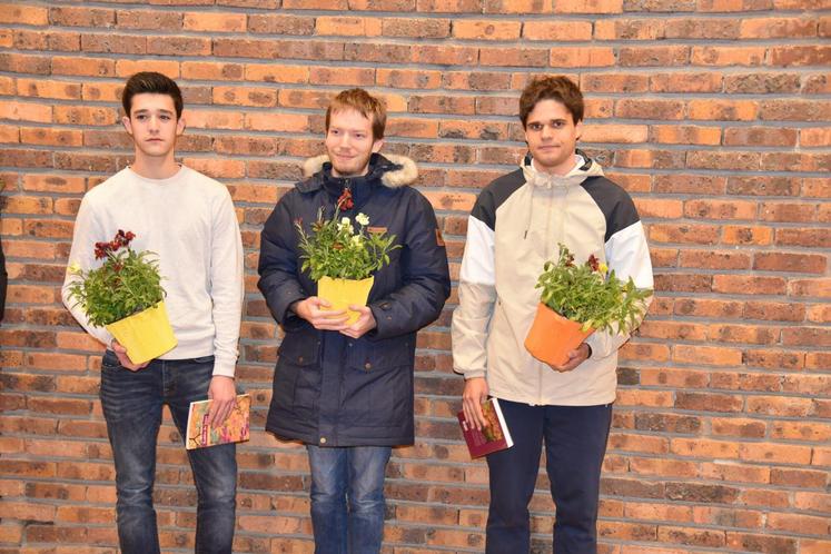 Brie-Comte-Robert, mardi 20 mars. Les jeunes des différentes classes qui montent sur le montent sur le podium