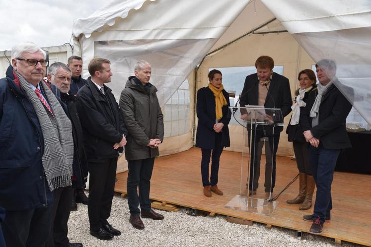 Saints, vendredi 30 mars. Bertrand et Karine Fahy, Agathe et Arnaud Maury présentent aux officiels leur unité de méthanisation.