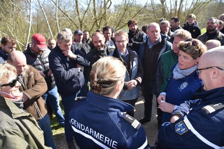 À l’arrivée à Mouy-sur-Seine, échanges vifs avec les forces de l’ordre alors que les agriculteurs veulent se rendre au poste de commandement de VNF.