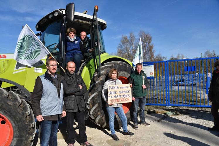 Les agriculteurs simulent symboliquement l’explosion du barrage de La Grande-Bosse à l’aide d’un tracteur et d’une corde. « La prochaine fois, nous serons beaucoup moins cléments », promettent les manifestants.