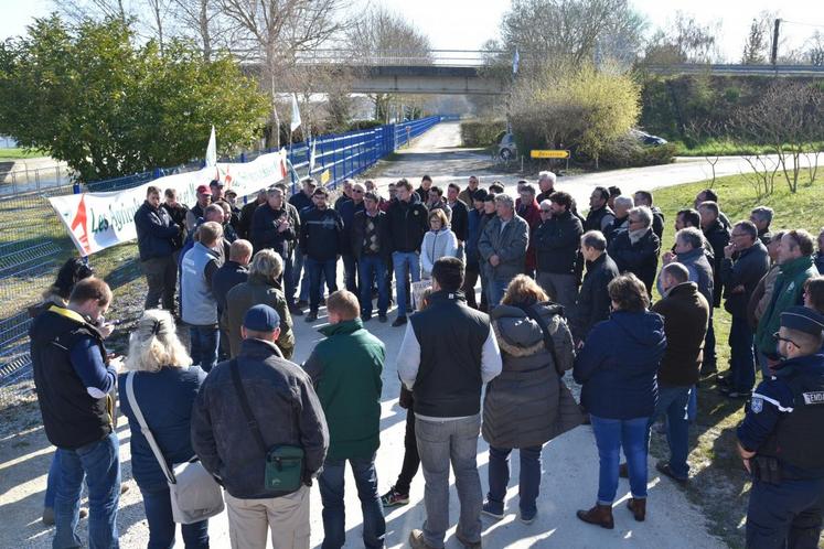 Bazoches-les-Bray, vendredi 6 avril. Quatre-vingts exploitants agricoles venus de Seine-et-Marne, de la Marne, de l’Yonne et de l’Aube entourent leurs représ