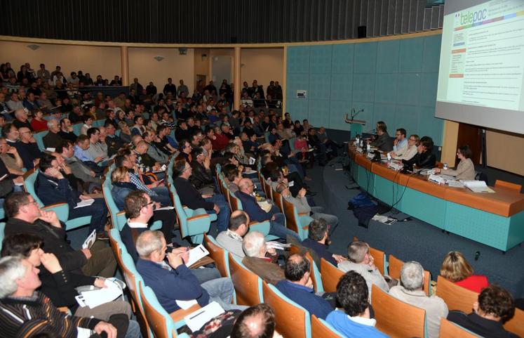 Le 9 avril, à Chartres. La salle Mathurin Régnier de la chambre d’Agriculture est bien remplie pour ses Universités du soir consacrées aux changements de la Pac 2018.