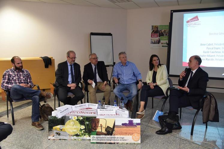 Gentilly, vendredi 6 avril. Table ronde avec de gauche à droite: Basile Faucheux, Pierre Missioux, Pierre Marcille, Christophe Hillairet, Anne Cabrit et Pascal Dayre.