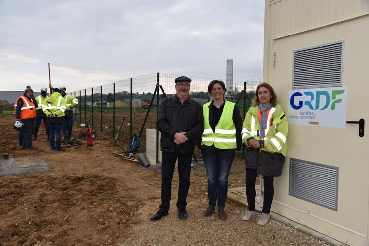 Le 13 avril à Naveil. Delphine Descamps, présidente de la société MéthaBraye (au centre), entourée d’un associé Jean Perron et de Sylvaine Loosveldt, déléguée territoriale  GRDF, ont inauguré les premiers m3 de biométhane injectés en gaz porté en France.