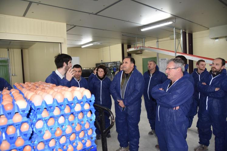 Cerneux, jeudi 5 avril. Visite de l’unité de poules pondeuses la plus récente. 