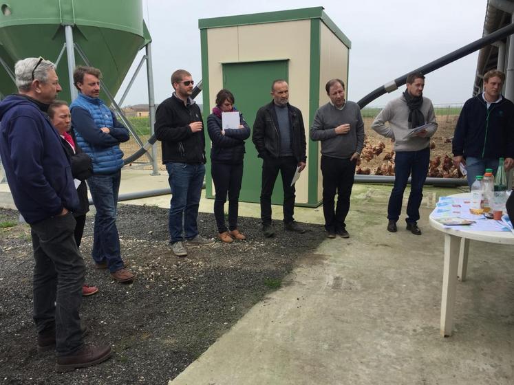 Une vingtaine d’agriculteurs franciliens ont participé à la visite de cet atelier poules pondeuses.