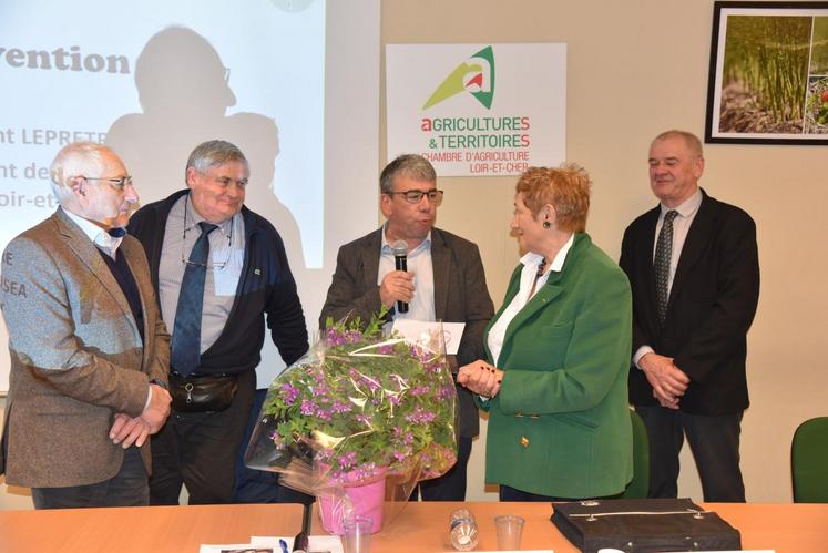 Florent Leprêtre, président de la FDSEA de Loir-et-Cher, et Louis Sagot-Duvauroux, directeur général, ont remis un bouquet de fleurs à l’ancienne présidente en remerciement de ses nombreux engagements au service de l’agriculture du département.