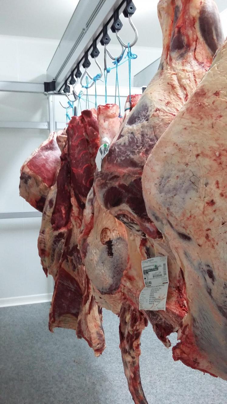 Le bœuf, le veau, l’agneau et les volailles sont traités par l’équipe de bouchers et préparateurs. Le porc le sera dans les prochaines semaines.