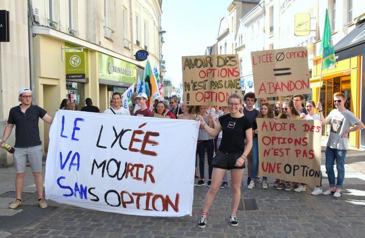 Le 19 avril, à Chartres. Des élèves et des enseignants du lycée agricole de La Saussaye ont manifesté pour défendre les options proposées par l’établissement.