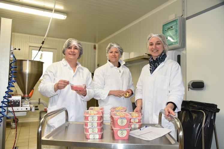 May-en-Multien, jeudi 12 avril. Les trois épouses à l’heure du remplissage des pots de glace à la framboise.