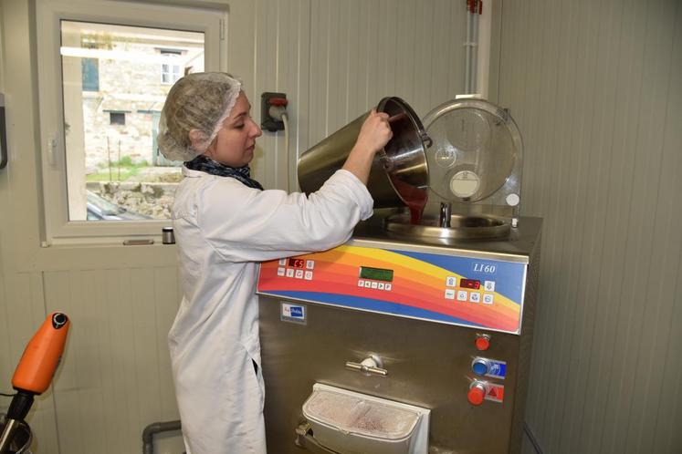 La préparation est versée dans la machine où elle est chauffée avant d’être refroidie.