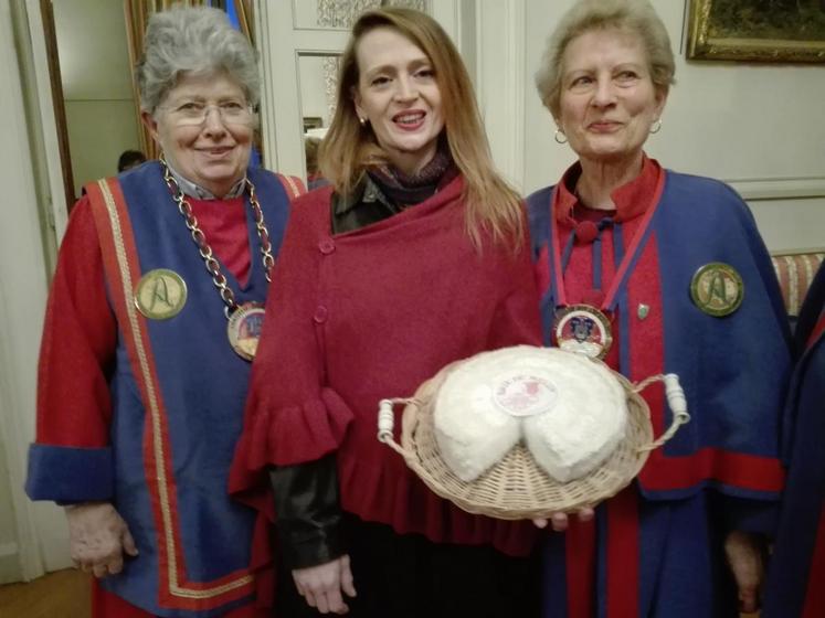 Melun, jeudi 5 avril. Marianne, artisane connue sous le nom de Maroussia création, remet un brie de Melun réalisé en tricot à la confrérie.