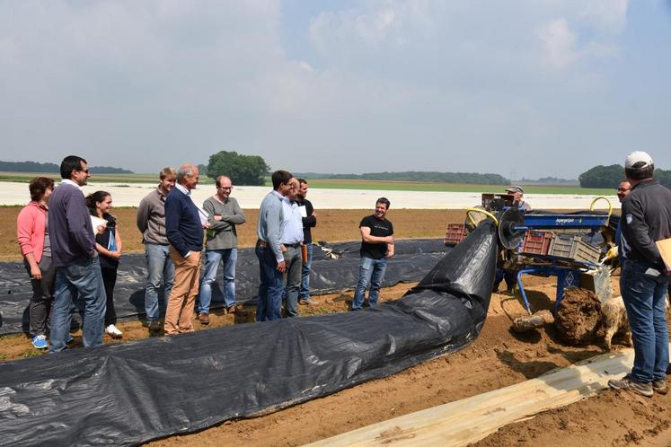 Jouy-sur-Morin, mercredi 16 mai. Les exploitants agricoles découvrent le système de débâchage et rebâchage au moment de la récolte à l’aide de gouges.