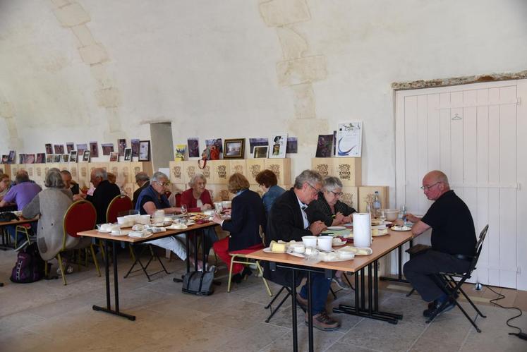Le 16 mai dernier, 48 jurés (professionnels et consommateurs) se sont affairés lors du concours régional de fromages de Selles-sur-Cher, dont « une table spéciale » constituée de personnalités de Loir-et-Cher.