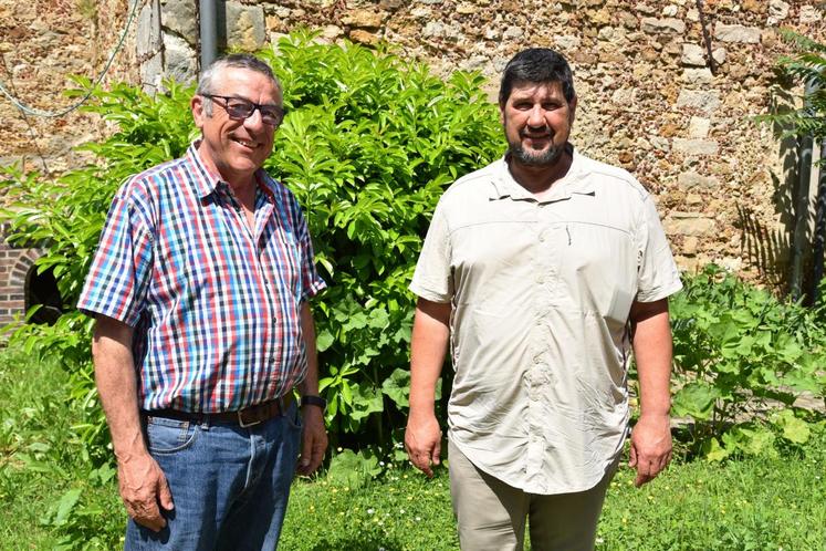 Pringy, jeudi 24 mai. le président du syndicat cantonal de Perthes-Melun sud, Denis Allard, et l’agriculteur concerné par le projet d’aire de grand passage, Olivier Thuegaz.