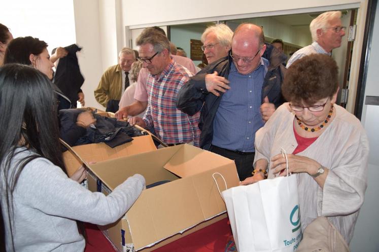 Les élèves de Capa services à la personne de la MFR du Gâtinais de Souppes-sur-Loing ont accueilli les délégués puis distribué des parkas.