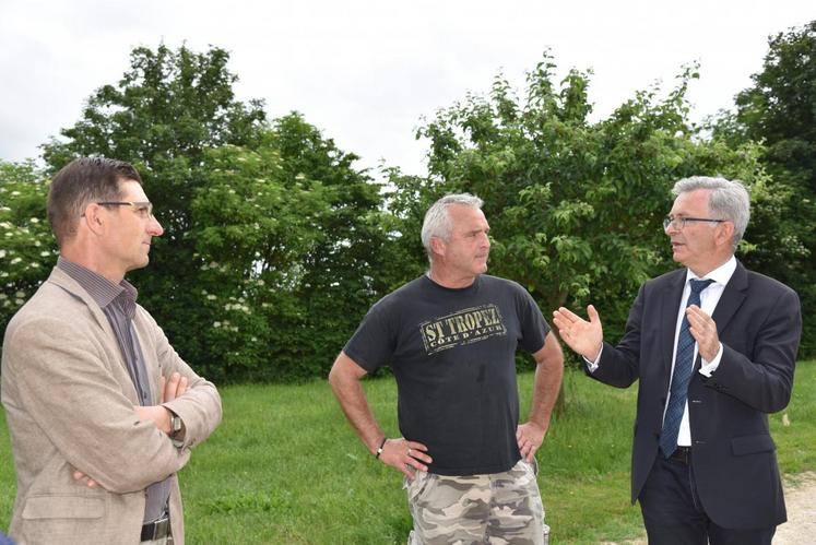 Le 29 mai à Romilly. En visite sur la ferme de la Bretonnerie, François Bonneau, président de la Région, s’est montré curieux des techniques d’élevage, des process d’alimentation et des circuits de commercialisation.