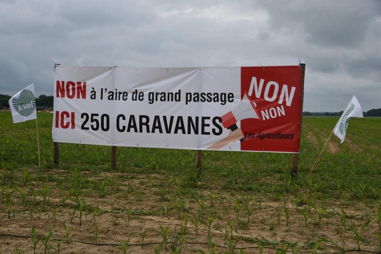Orgenoy (Boissise-le-Roi), vendredi 1er juin. Deux banderoles ont été implantées sur la parcelle concernée par le projet d’aire de grand passage.
