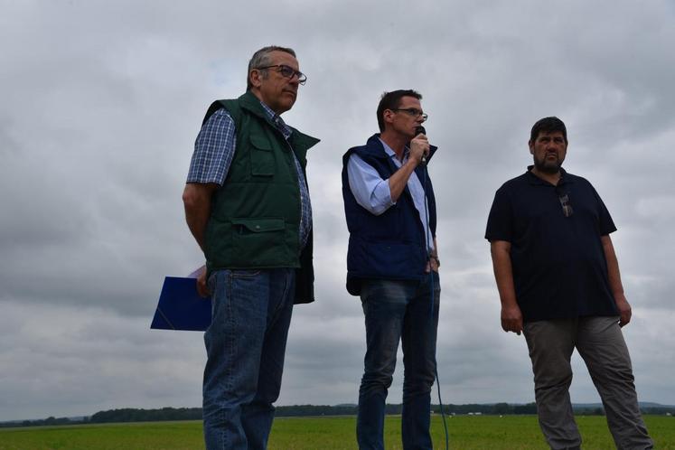 Le président de la FDSEA de Seine-et-Marne, Cyrille Milard, (ici entouré du président cantonal Denis Allard et de l’exploitant Olivier Thuegaz) est venu soutenir l’action.