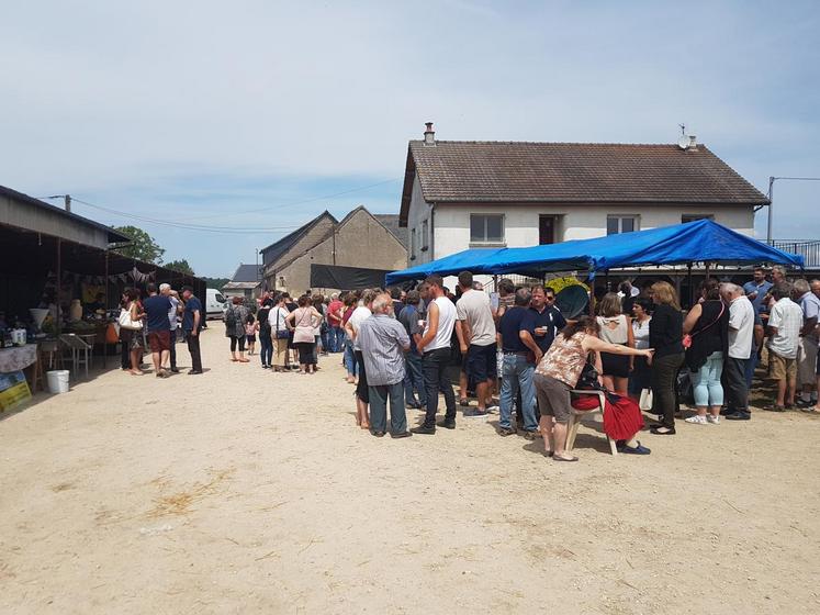 Une quinzaine d’artisans et producteurs ont pris place dans la cour de la ferme, le temps d’un week-end, pour former un marché de produits locaux.