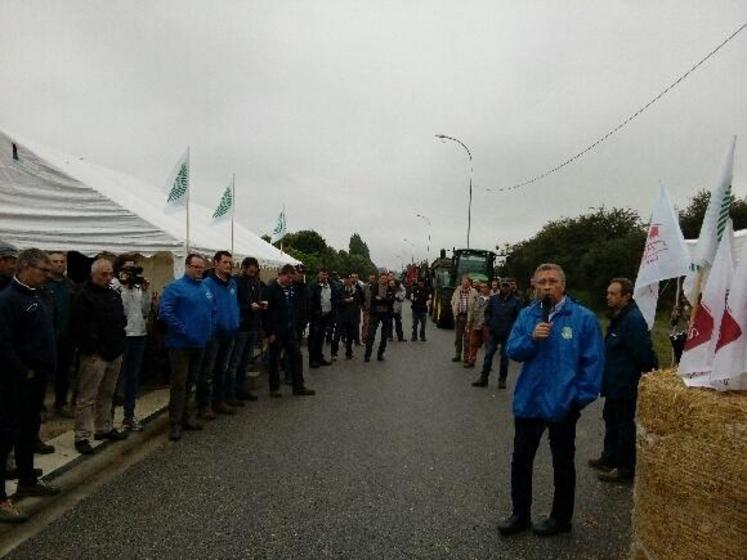 À Coignières (Yvelines), le 11 juin. Les agriculteurs de toutes les Yvelines sont venus bloquer le site dès 3 heures du matin. 