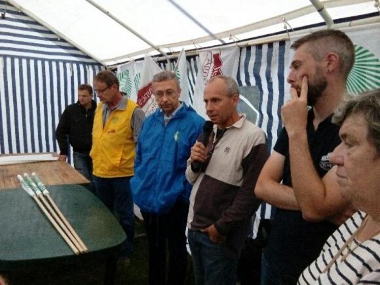 À Coignières, les agriculteurs franciliens assurent le blocage du site avec l’aide de la région Centre. Éric Thirouin, secrétaire général adjoint de la FNSEA, leur a rendu visite lundi 11 juin.