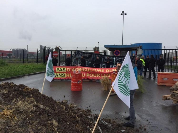 À Gennevilliers (Hauts-de-Seine), le 11 juin. Après avoir été contraints par les forces de l’ordre à décharger leurs gravas aux abords de l’A86 et de l’A15, les agriculteurs ont pu accéder à l’entrée du site pétrolier qu’ils bloquent désormais.