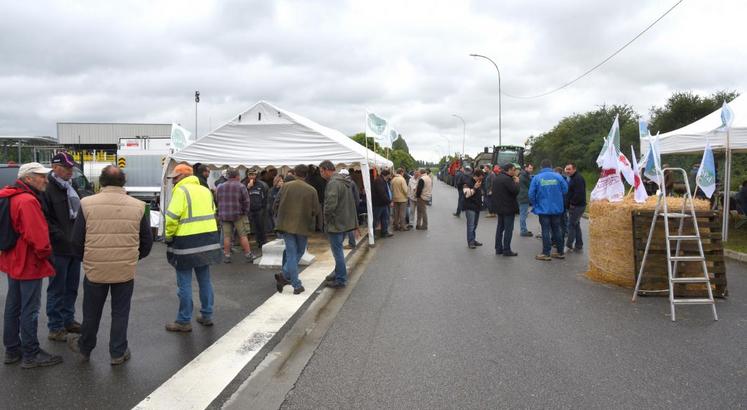 Le 12 juin, à Coignières (Yvelines). La FDSEA et Jeunes agriculteurs d’Eure-et-Loir ont bloqué le dépôt de carburant pendant vingt-quatre heures.