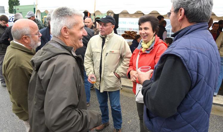 Quelques anciens agriculteurs sont venus à Coignières pour soutenir les manifestants, la président de la section, Mireille Binet, en tête.