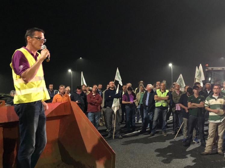 Grandpuits, dimanche 10 juin. Le président de la FDSEA de Seine-et-Marne, Cyrille Milard, accompagné du co-président des JA de Seine-et-Marne, Arthur Courtier, s’adresse aux manifestants.