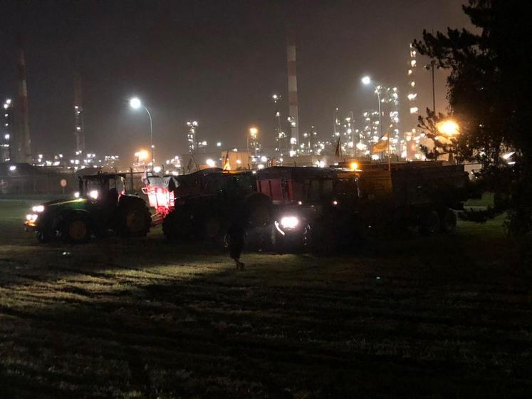 Deux manifestants et quarante tracteurs sont arrivés pour bloquer la raffinerie Total.