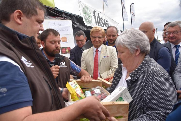 Lors de la traditionnelle tournée des stands par les officiels, les JA ont remis un panier "importé" à la ministre Jacqueline Gourault, symbole de révolte contre les dernières décisions prises au sujet de l’huile de palme et Mercosur.