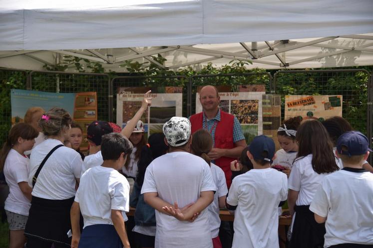 Bréau, vendredi 12 juin. Olivier Brossier, agriculteur à Beaumont-du-Gâtinais, aime échanger avec les enfants. Il est d’ailleurs membre de l’association ville-campagne.