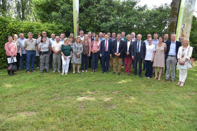 Les officiels ont effectué un tour de différents ateliers.