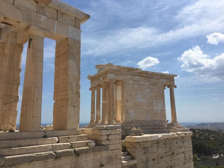Petit temple ionique, clair et harmonieux, le temple d’Athéna Nikè a été restauré bloc par bloc en 2010.