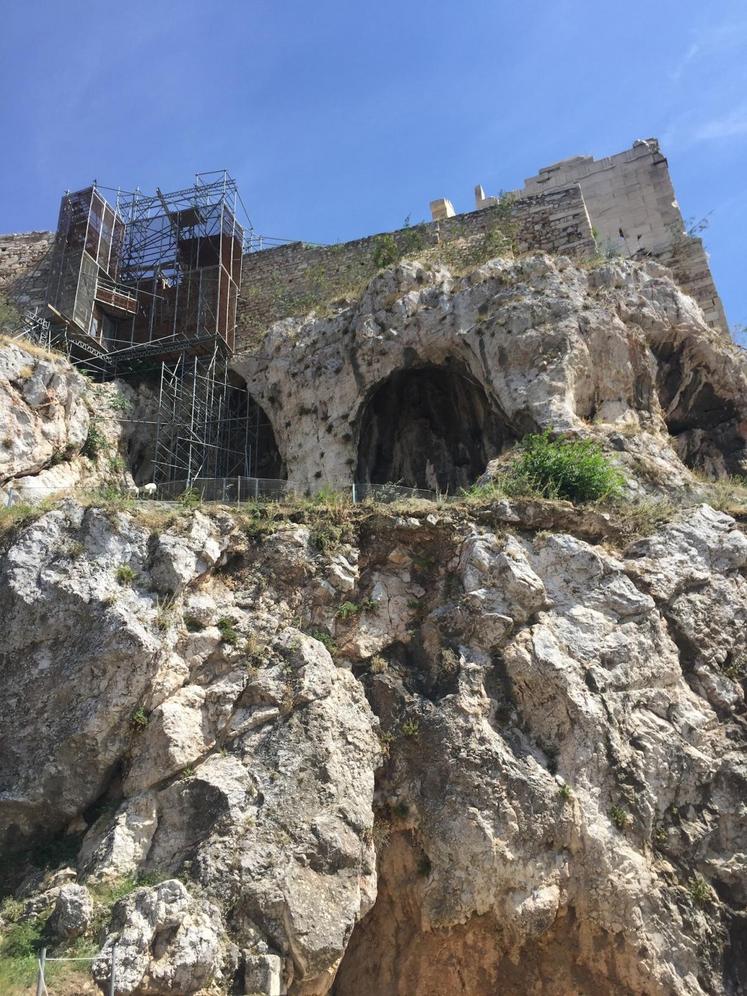 La présence d’une source, la Clepsydre, sur cette colline, pourrait expliquer qu’elle ait été choisie comme acropole.