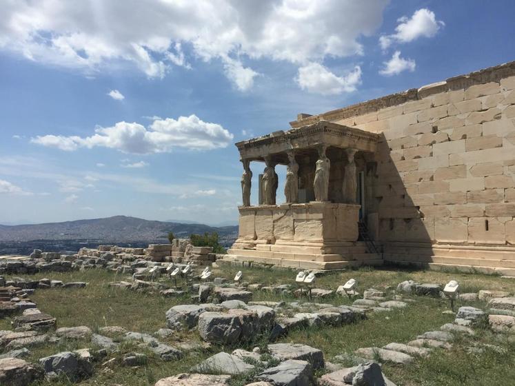 Les Caryatides représenteraient les porteuses d’offrandes dédiées à Cécrops, roi mi-homme, mi-serpent, fondateur mythique d’Athènes.