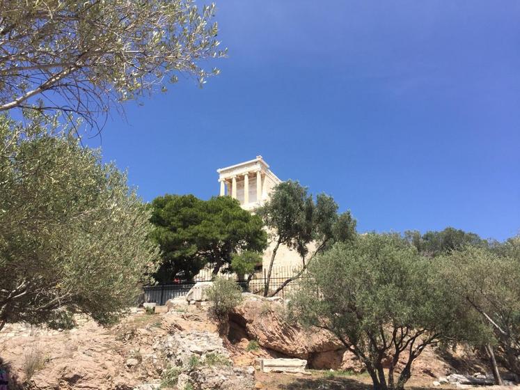 Le temple d’Athéna Nikè se trouve sur un promontoire, sur la partie sud-ouest du rocher.