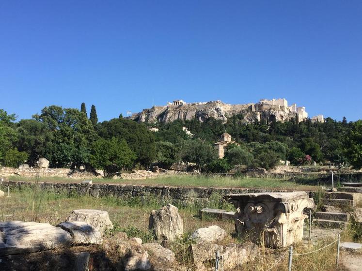 L’Acropole surplombe l’agora, où étaient gérées les affaires de la cité antique.