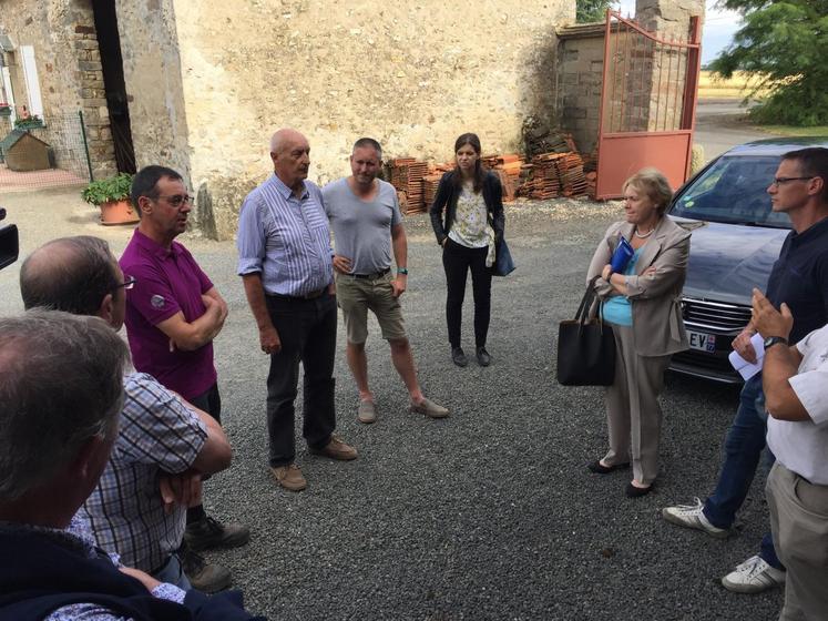 Saint-Germain-Laxis, mercredi 11 juillet. La famille Jacquelot et Antoine Boullenger présentent leurs exploitations agricoles et le travail en commun qu’ils mènent.