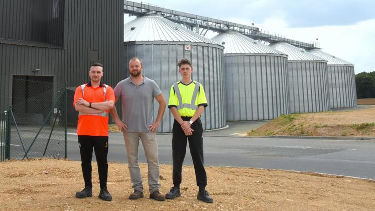 Le 12 juillet, à Maillebois (Eure-et-Loir). Le responsable du site, Clément Noilleau, et ses deux aides, Victor (à d.) et Nicolas (à g.), attendent de pied ferme les adhérents d’Interface qui livrent au silo.