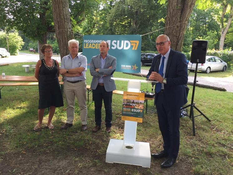 La Genevraye, mercredi 4 juillet. La conseillère régionale Sylvie Monchecourt, Patrick Septiers pour le département et Denis Jullemier, président du programme Leader sud 77 écoutent le sous-préfet de Fontainebleau, Jean-Marc-Girard.