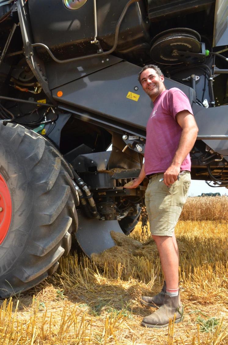 A Auvernaux (Essonne), le 27 juillet. Nicolas Galpin a équipé sa moissonneuse-batteuse d’un destructeur de menue-pailles. Un équipement arrivé tout droit d’Australie. 