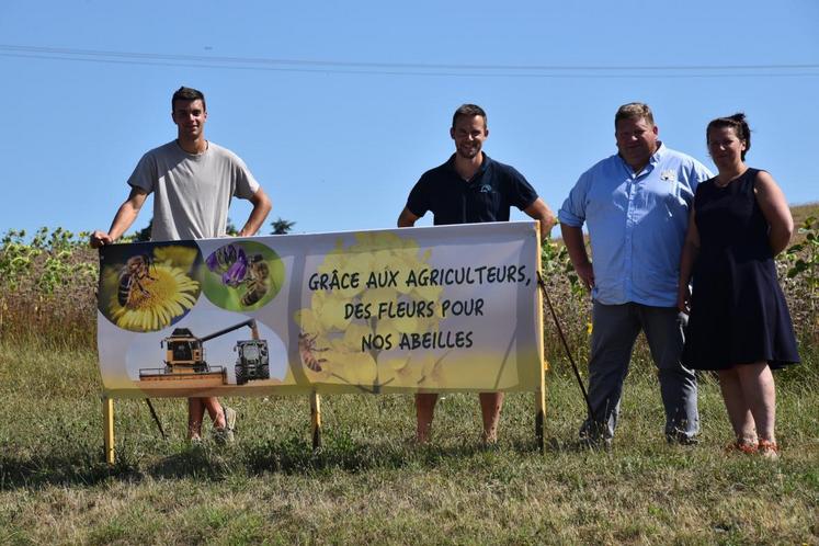 Les agriculteurs (sur la photo Pierre Courtier et Jean-Baptiste Benoist) et l’apiculteur Sébastien Véron avec son épouse sont heureux d’avoir mené un partenariat pour cette opération de communication.