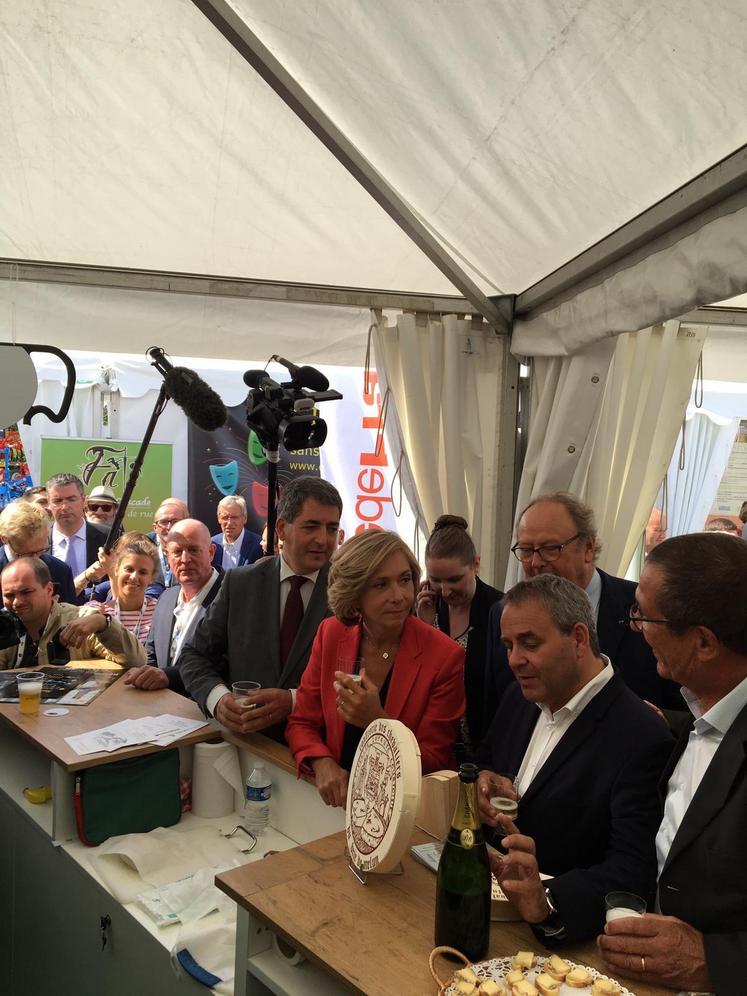 Les présidents des Régions Île-de-France, Hauts-de-France et Grand-Est ont dégusté du brie de Melun.
