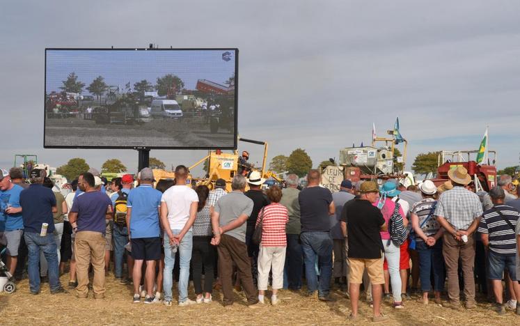 Les spectateurs n’ont pas perdu une miette du spectacle offert par les machines du moiss-batt-cross grâce à un écran géant.